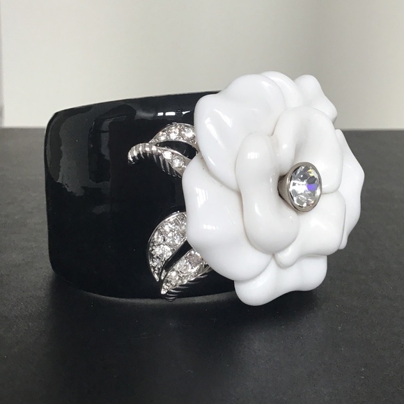 Kenneth Jay Lane Black Enamel cuff bracelet with white camellia flower S/M size - Picture 1 of 10